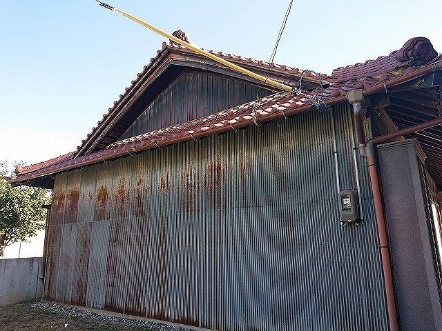 錆びたトタン外壁と屋根